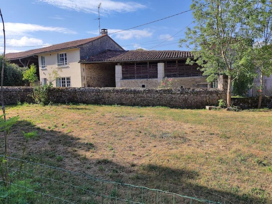 Maison De Campagne, Bulle De Verdure Montbron Exterior photo