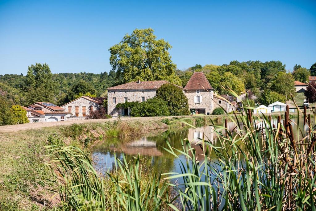Maison De Campagne, Bulle De Verdure Montbron Exterior photo